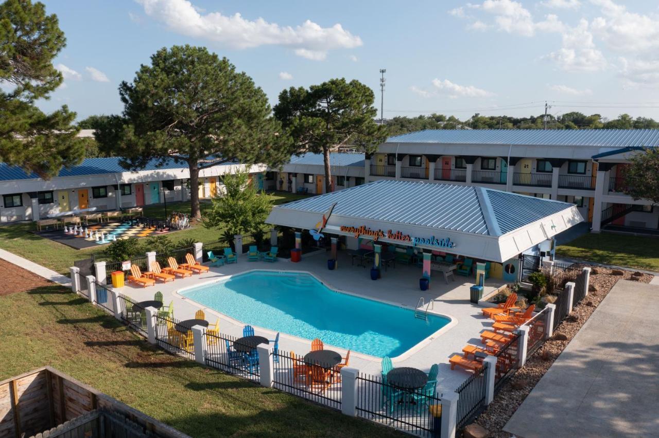 Hotel Mccoy - Art, Libations, Pool Society College Station Exterior foto